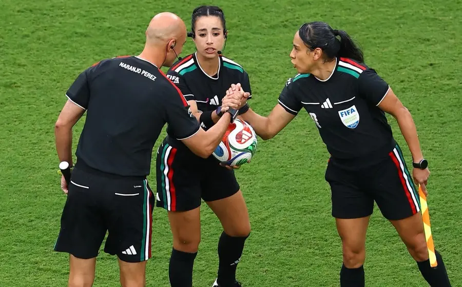 La árbitra mexicana Katia Itzel García, designada como cuarto oficial para el partido de fútbol entre las selecciones de Argentina y Cabo Verde.