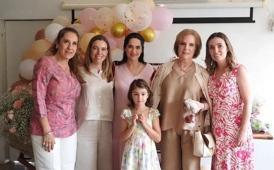 Kylee celebra la próxima llegada de su bebé durante su fiesta de canastilla, acompañada por sus amigas Marlis, Maribel, Carmina y Leire.