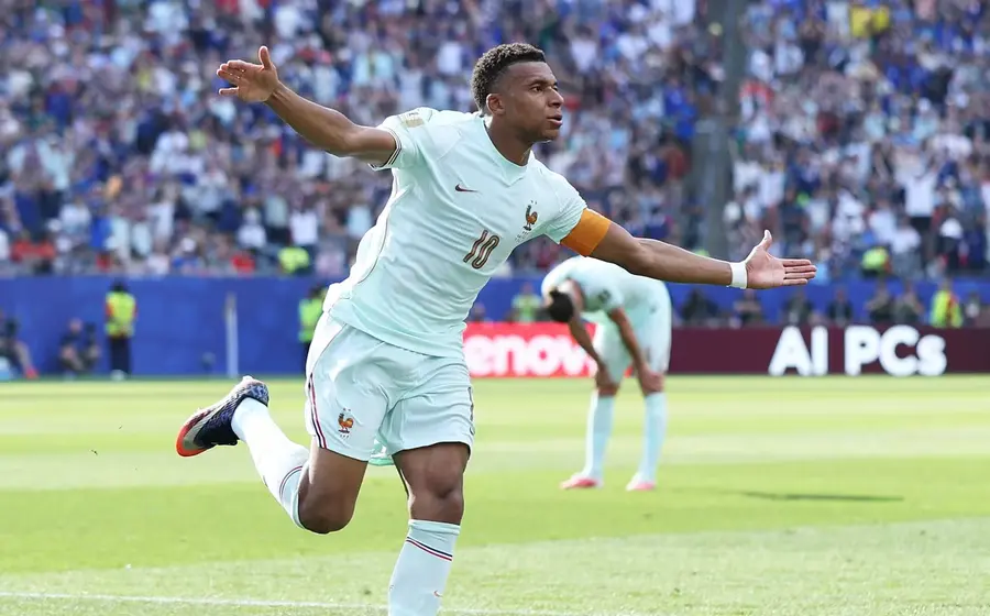 Kylian Mbappé, delantero de la selección de Francia, celebra tras anotar el gol que abrió el marcador en el partido de semifinales.