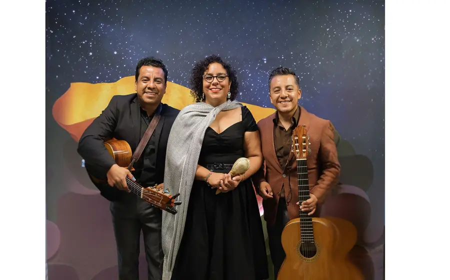 La Marisoul y los hermanos Carlos, Pepe y Roberto, del grupo La Santa Cecilia, quienes ofrecerán una velada bohemia en San Andrés Solaga.