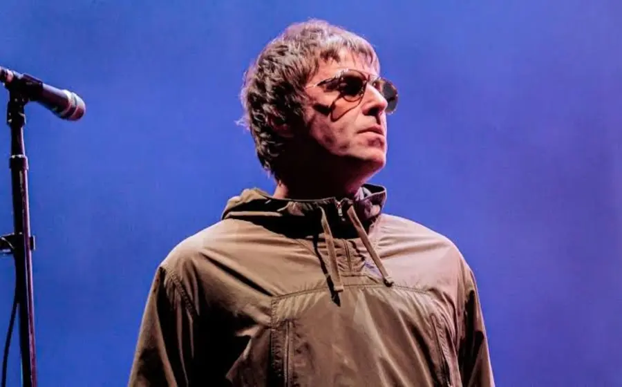 El cantante británico Liam Gallagher gesticula en una fotografía que ilustra su reacción a la afición mexicana antes del Mundial.