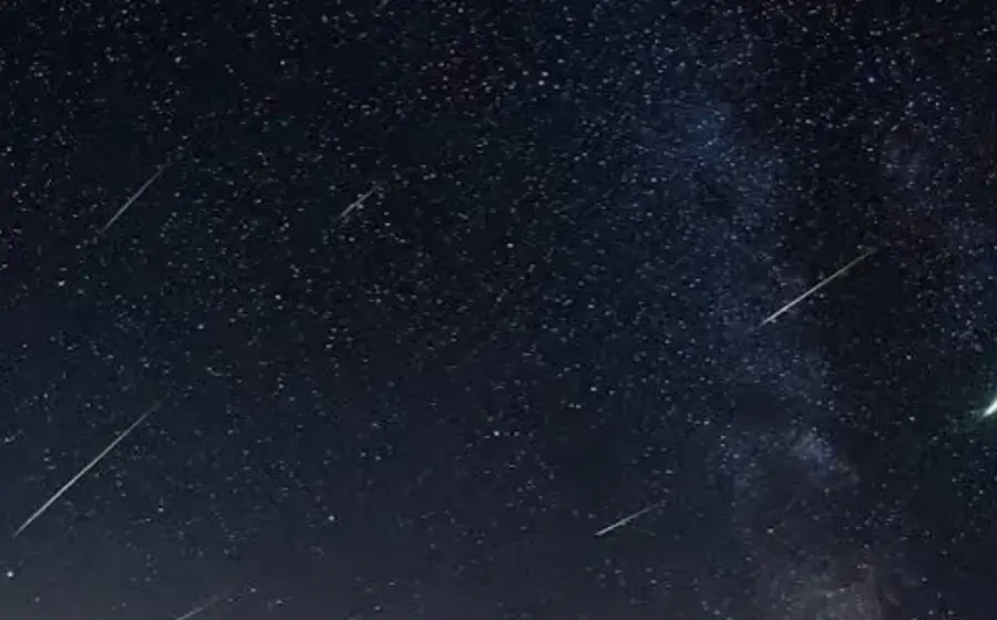 Las estrellas fugaces de la lluvia de meteoros Pegásidas cruzan el cielo nocturno, ofreciendo un espectáculo astronómico durante el mes de julio.