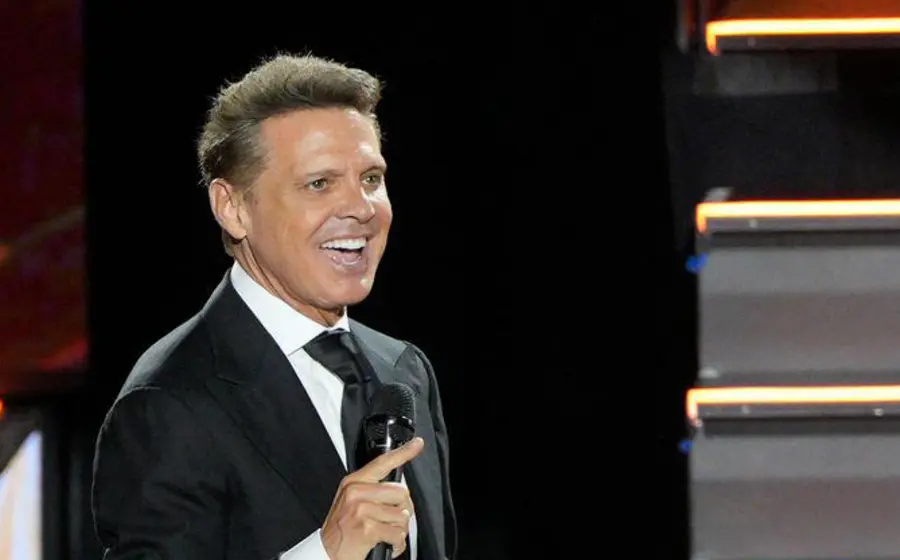 El cantante Luis Miguel llega a la Ciudad de México custodiado por un fuerte operativo de seguridad para su nueva grabación.