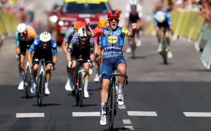 El ciclista danés Mads Pedersen celebra su victoria en la Etapa 4 de la competencia, que tuvo como meta la ciudad de Foix.