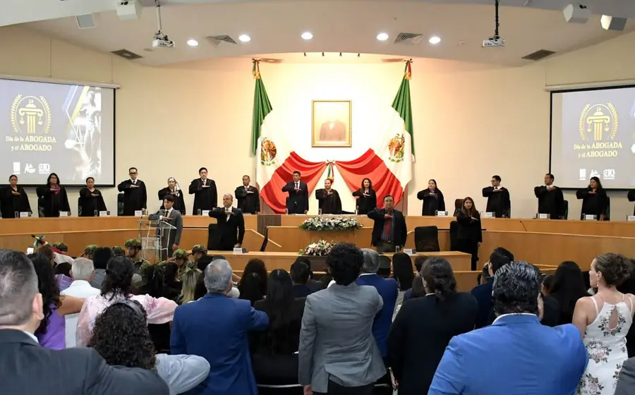 La magistrada Rodríguez Rodríguez durante su discurso, donde enfatizó el compromiso con una justicia accesible y eficaz como pilar de la labor jurídica.