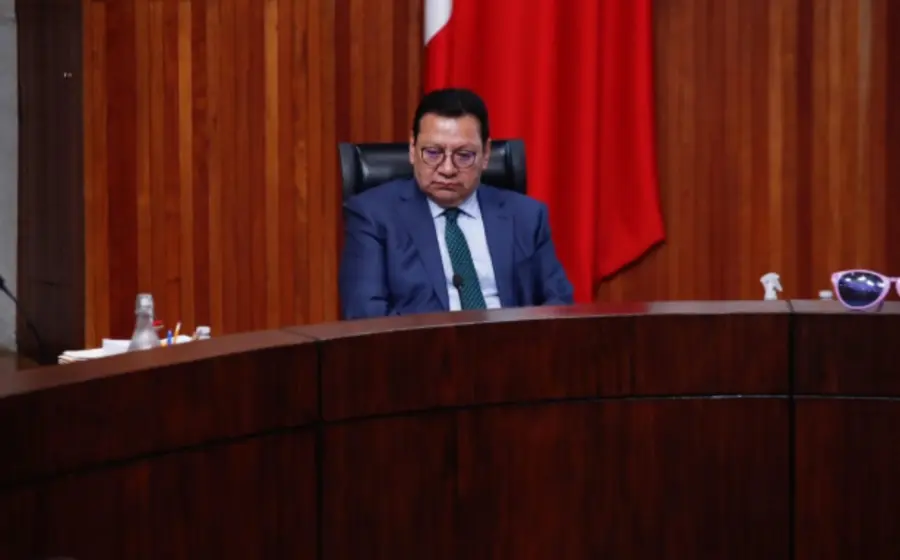 El magistrado del TEPJF, Felipe Fuentes Barrera, en un retrato fotográfico relacionado con su llamado a legislar sobre inteligencia artificial rumbo a 2027.