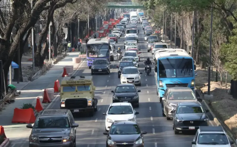 Una variedad de automóviles de las nuevas marcas asiáticas que llegaron a México, ilustrando el crecimiento y la diversidad del mercado automotriz nacional.