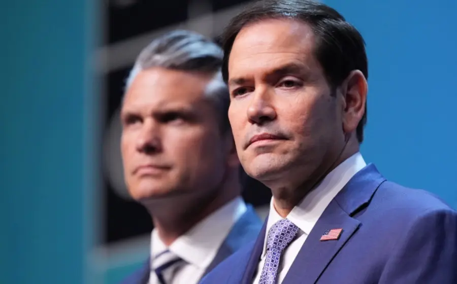 El secretario de Estado de EU, Marco Rubio (derecha), junto a Pete Hegseth, secretario de Guerra (izquierda), en un evento oficial.