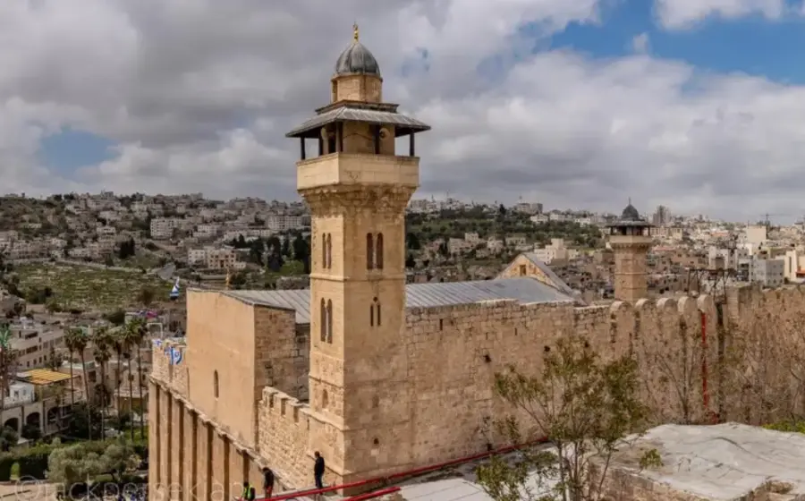 La mezquita Ibrahimi, un sitio arqueológico clave en Palestina, se encuentra en el centro de una nueva disputa internacional por su protección.