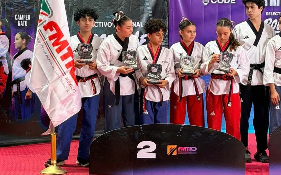 El atleta oaxaqueño Miguel López Barenca, miembro del equipo Jalisco, posa durante su preparación para el Mundial de Poomsae.