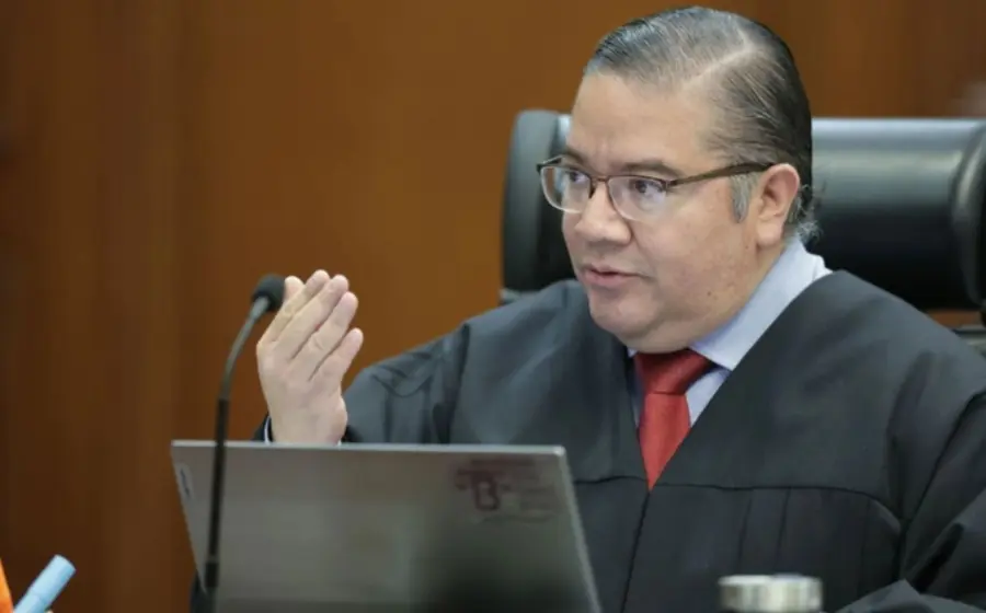 Retrato del ministro Irving Espinosa Betanzo, quien declaró que la justicia abierta es un elemento clave en la lucha contra la corrupción.