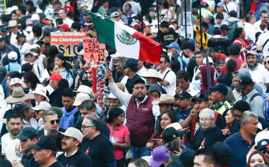Militantes y simpatizantes de Morena reunidos durante una de las asambleas informativas organizadas en el país para combatir la desinformación electoral.