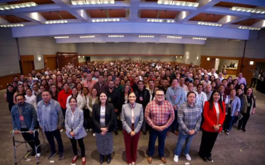 Integrantes del partido Morena se reúnen en una asamblea para intensificar su trabajo político en el territorio en defensa de la transformación.