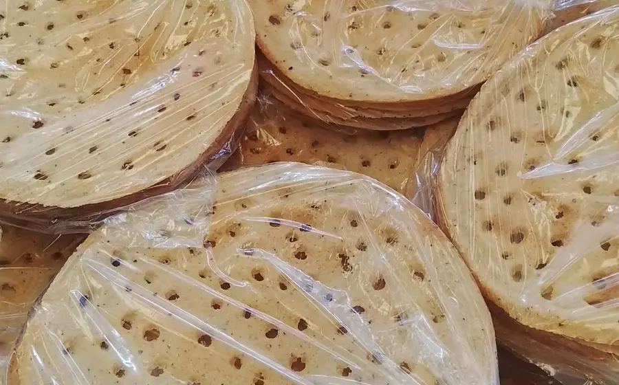 Mujeres ikoots dedicadas a la elaboración del totopo, un alimento tradicional que mantiene su sabor y origen prehispánico.