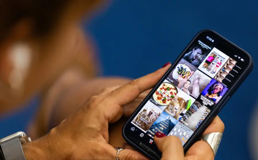 Ilustración conceptual de Muse Image, la inteligencia artificial de Meta que usa fotos de perfil y las opciones de privacidad para los usuarios.