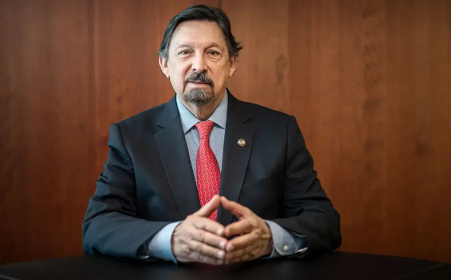 Napoleón Gómez Urrutia, líder del Sindicato Nacional Minero, hace un llamado a la unidad durante la conmemoración del 92 aniversario de lucha.