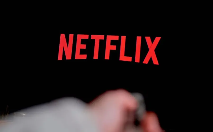 Ilustración conceptual del logo de Netflix sobre un fondo digital que representa el uso de la inteligencia artificial en sus películas y series.