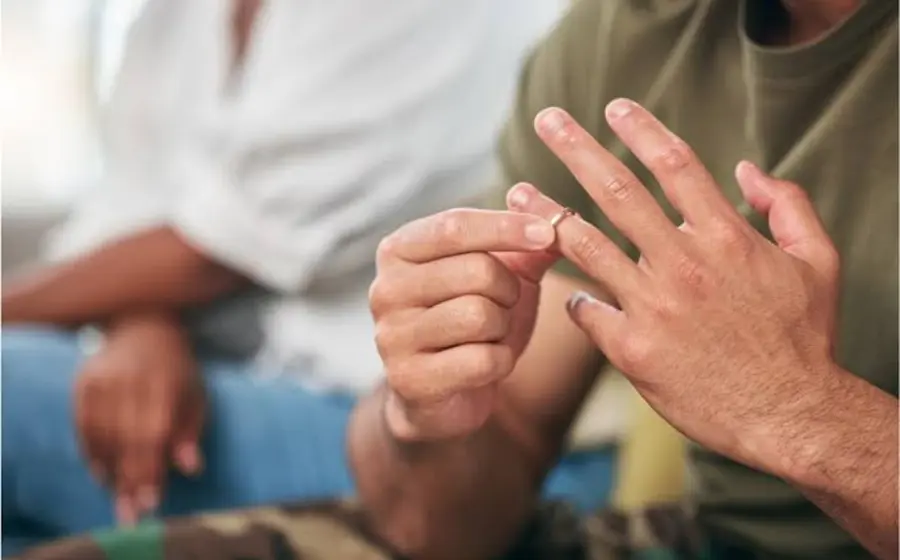 Imagen conceptual sobre la nulidad matrimonial, un proceso que busca sanar el dolor de una ruptura en lugar de condenar a las personas.
