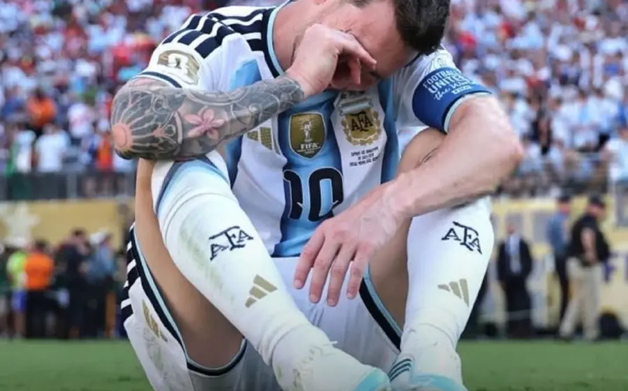 El futbolista argentino Lionel Messi en una imagen que representa el fin de su legendaria era en las Copas Mundiales de fútbol.