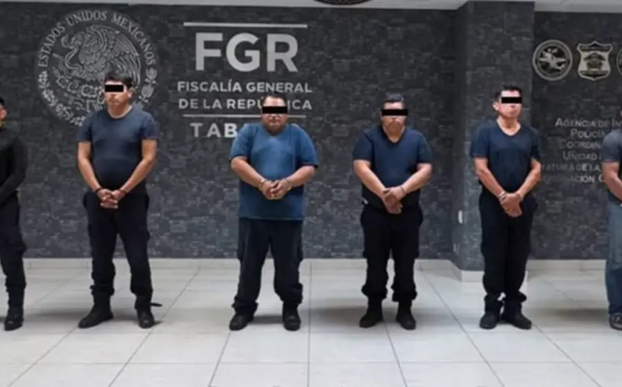 Seis elementos de la SSPC estatal detenidos en Tabasco como resultado de la Operación Enjambre, en una imagen de la FGET.