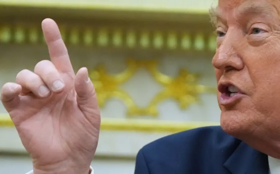 Un operador de teleprompter de la Casa Blanca que fue despedido tras ganar más de 100 mil dólares en apuestas sobre los discursos de Trump.