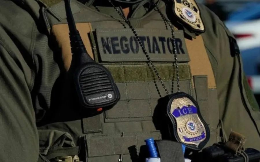 Un grupo de migrantes son detenidos por agentes de ICE durante un operativo migratorio en Estados Unidos, reflejando el aumento de arrestos.
