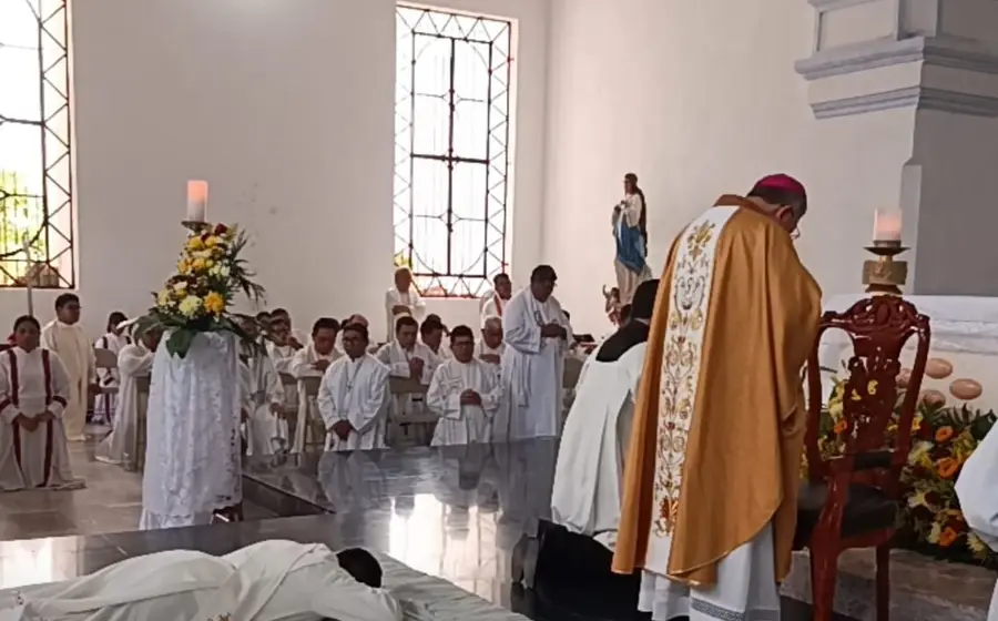 El obispo Crispín Ojeda preside la solemne ceremonia de ordenación de dos nuevos sacerdotes para la Diócesis de Tehuantepec.