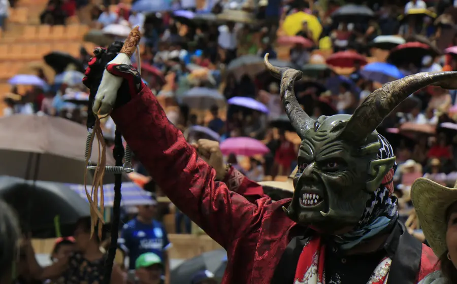 Organizaciones se manifiestan en rechazo a la mercantilización de la Guelaguetza, argumentando que desvirtúa las tradiciones de las comunidades indígenas de Oaxaca.