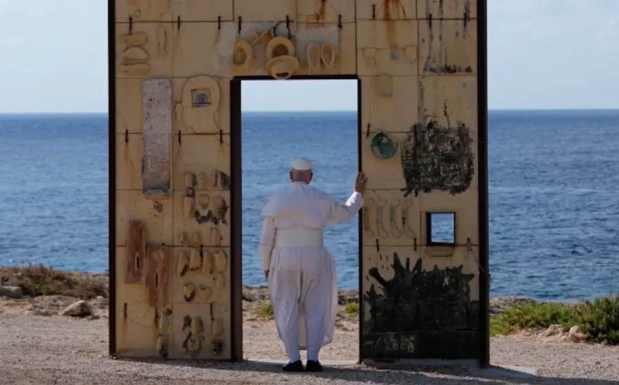 El Papa Francisco rinde un solemne homenaje a las víctimas migrantes que perdieron la vida en el mar Mediterráneo desde Lampedusa.