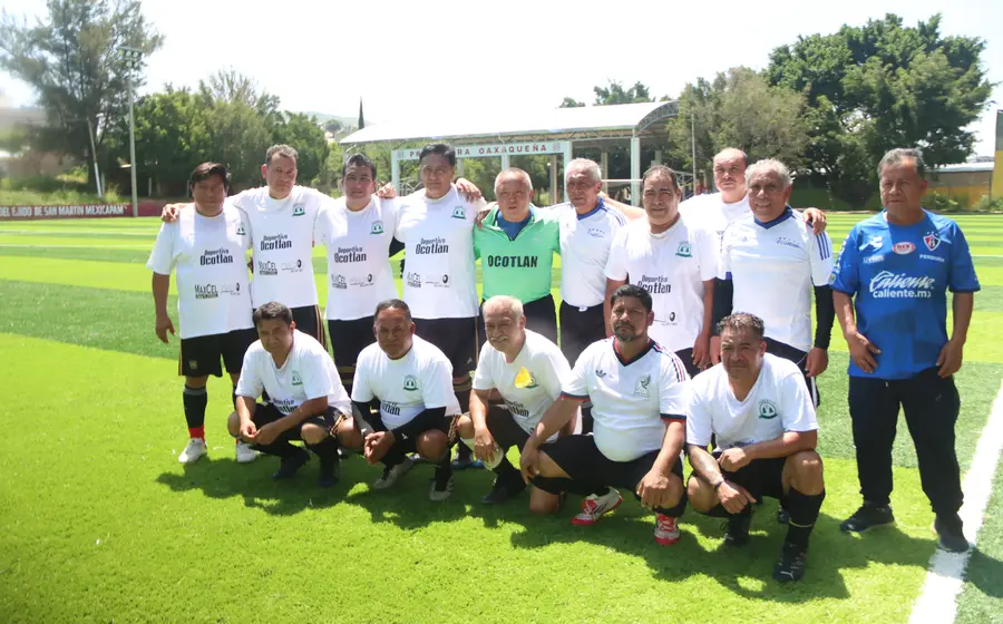 Escena de la intensa actividad de futbol en Ocotlán, donde el equipo local busca con confianza el triunfo durante el partido del sábado.