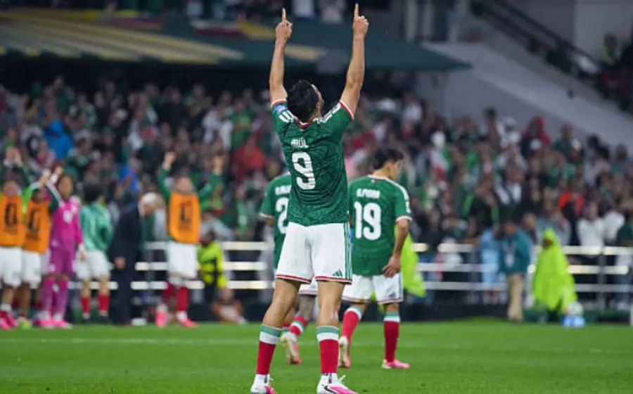 La selección de fútbol de México se prepara en la cancha para su partido histórico contra la selección de Inglaterra.