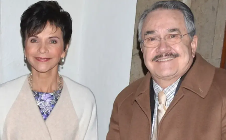 Los conductores de televisión Pati Chapoy y Pedro Sola, quienes enfrentan una denuncia ante la FGR presentada por un despacho de abogados animalista.