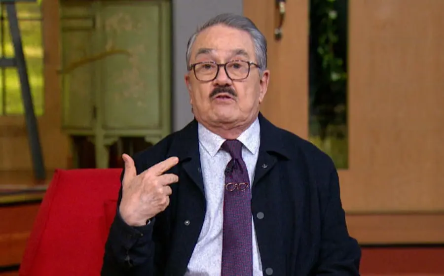 El conductor Pedro Sola con gesto pensativo, en medio de la polémica que ha afectado los patrocinios del programa Ventaneando.
