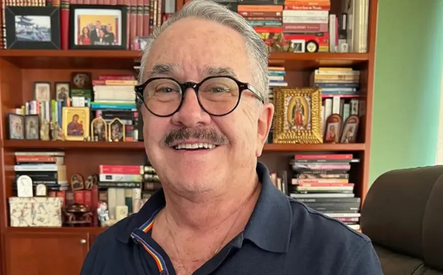 El famoso conductor de televisión Pedro Sola posa para una fotografía durante su controversial visita a un albergue para perros.