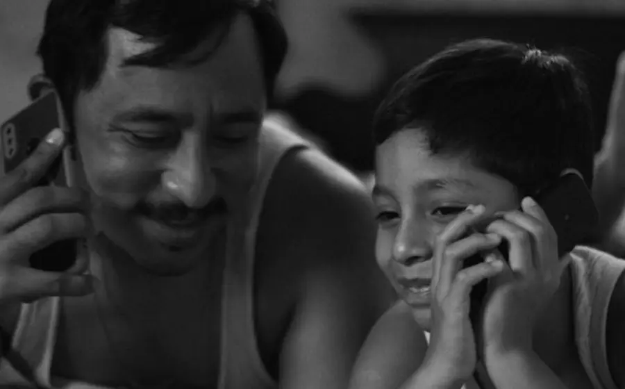 Una escena de la película 'Moscas', del cineasta Fernando Eimbcke, cinta que busca conectar con el público mexicano tras su estreno en salas.