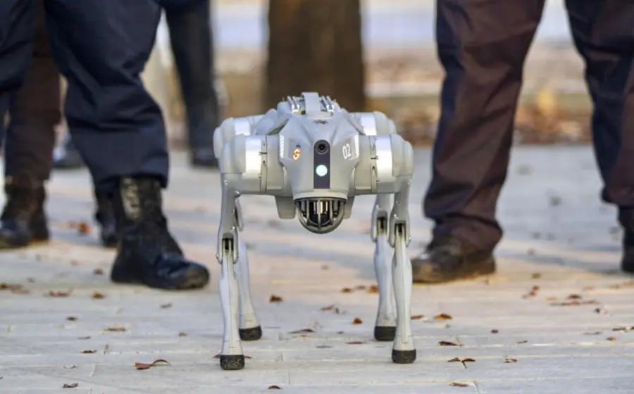 Un perro robot cuadrúpedo con inteligencia artificial realiza tareas de inspección industrial de alto riesgo en una fábrica o mina.