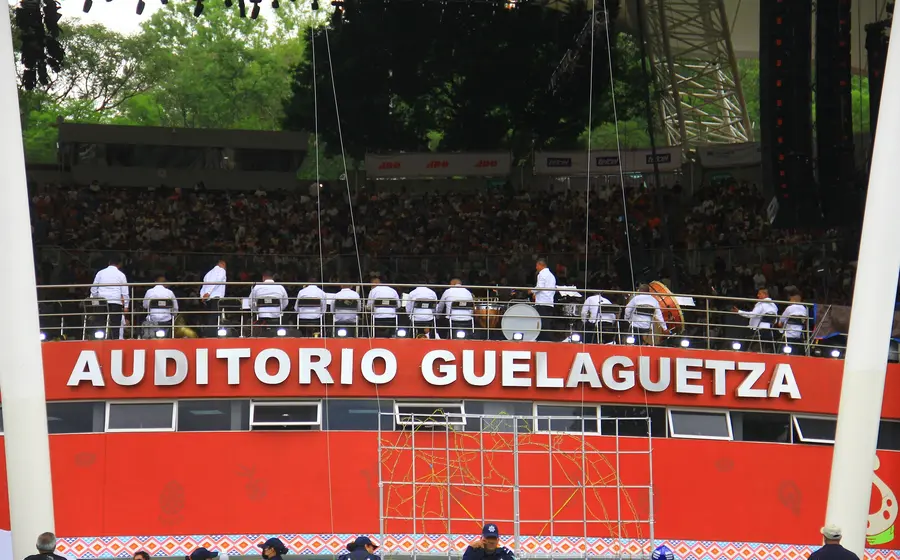 Imagen ilustrativa sobre el agotamiento de boletos para la Guelaguetza y la advertencia de las autoridades sobre la persecución contra revendedores por fraude.