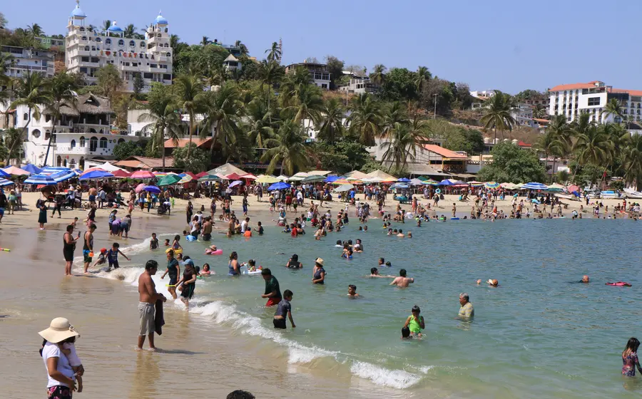 La Playa Principal de Puerto Escondido, que fue declarada no apta para uso recreativo por Cofepris debido a un riesgo sanitario por contaminación.
