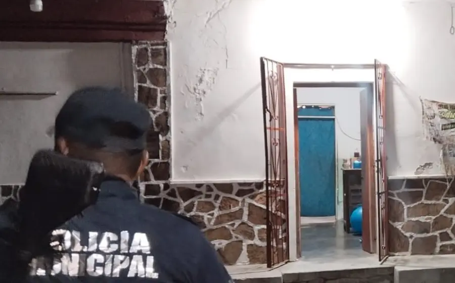 Agentes de la policía municipal de Juchitán llegan a un establecimiento comercial para atender una denuncia por el delito de extorsión.