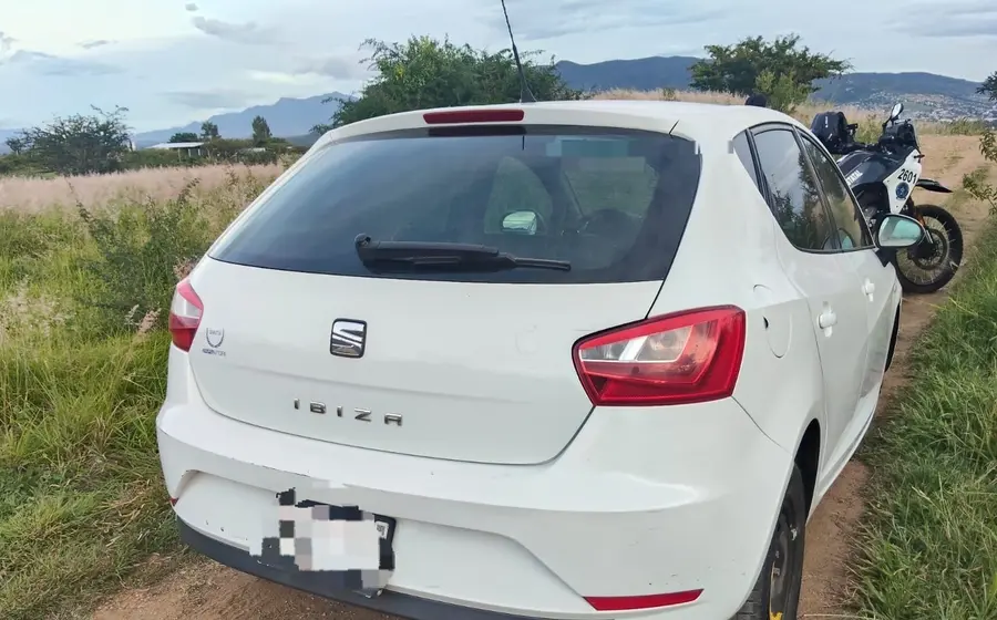 Elementos de la policía estatal resguardan un vehículo recuperado que fue robado a un hombre en un bar de la colonia Reforma.