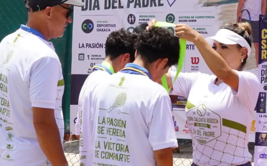Durante la ceremonia de premiación del Torneo de Tenis Día del Padre, se realiza la entrega de medallas a los ganadores de los primeros lugares.