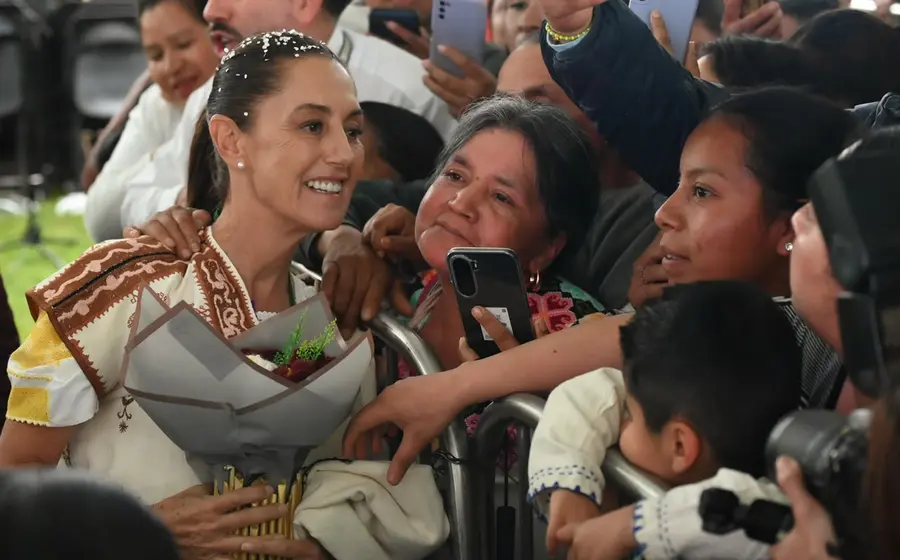 La Presidenta entrega apoyos de vivienda, becas de transporte y pensión a mujeres beneficiarias de los programas sociales en municipios de Michoacán.