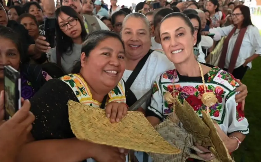 La Presidenta encabeza la entrega de la Pensión Mujeres Bienestar en Michoacán, donde reconoció a las mujeres como el alma de la nación.