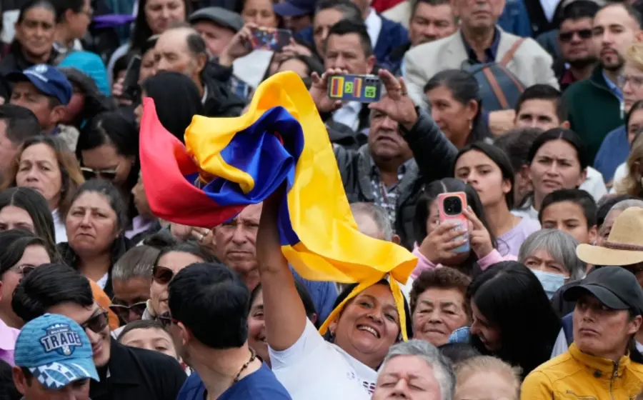Imagen que ilustra la creciente presión internacional sobre el gobierno saliente de Colombia para que respete el resultado electoral del país.