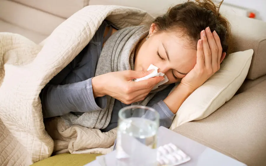 La humedad generada por la temporada de lluvias favorece la propagación de virus y bacterias que causan enfermedades respiratorias en la población.