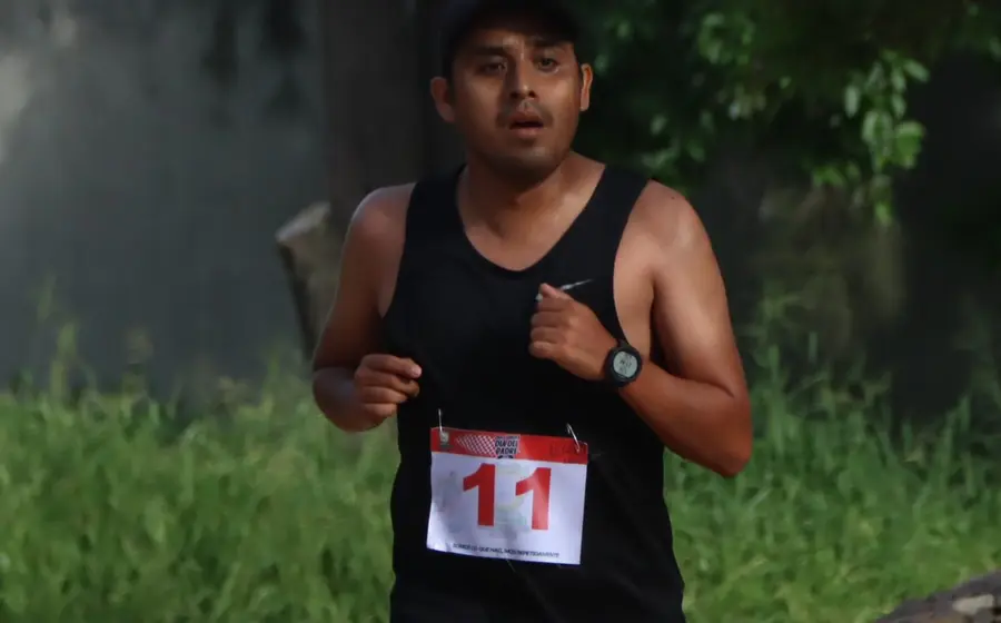 Corredores compiten en la Primera Carrera Atlética de Santiago Ixtaltepec 2026, participando en las categorías libre varonil y femenil del evento.