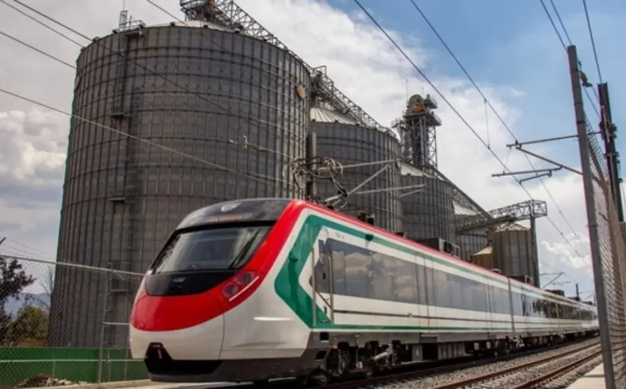 Un tren de pasajeros y uno de carga en vías paralelas, ilustrando el nuevo programa de expansión ferroviaria aprobado por la SICT.