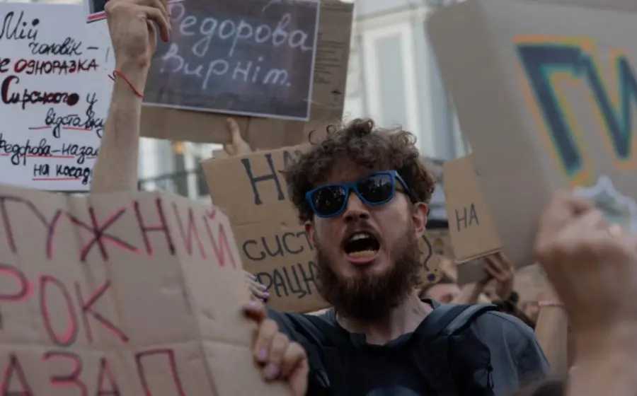 Manifestantes en Ucrania protestan en las calles para exigir la restitución del exministro de Defensa en medio de una crisis política.
