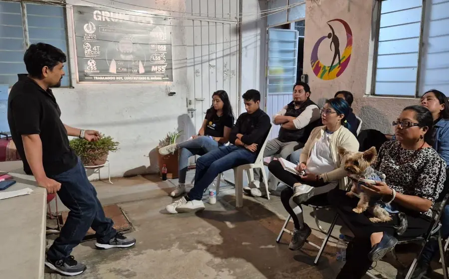 El psicoanalista Jesús Antonio Martínez Carrasco y un colega durante su participación en el taller de liderazgo para la asociación civil Ti Neza Cubi A.C.
