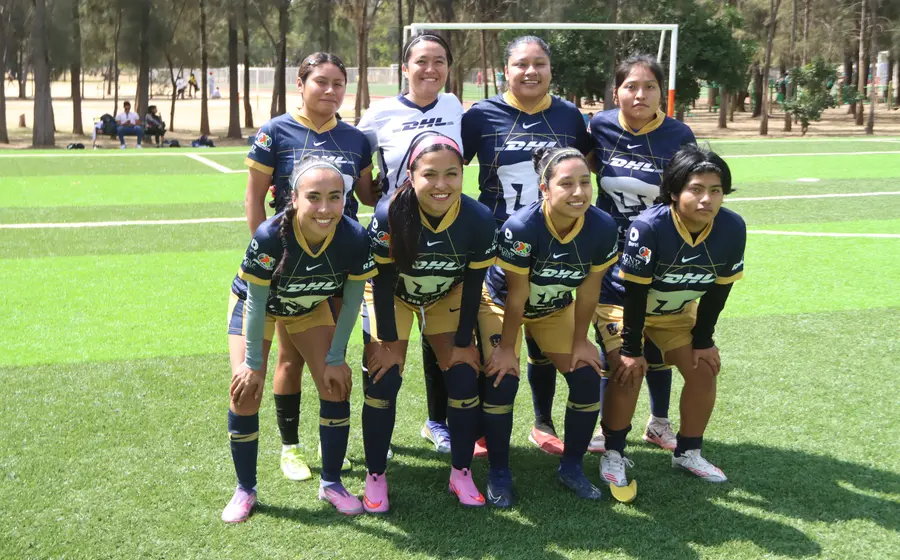 El equipo de Pumas Femenil en acción durante un partido del torneo, continuando con su buena racha en la competencia de Zaachila.